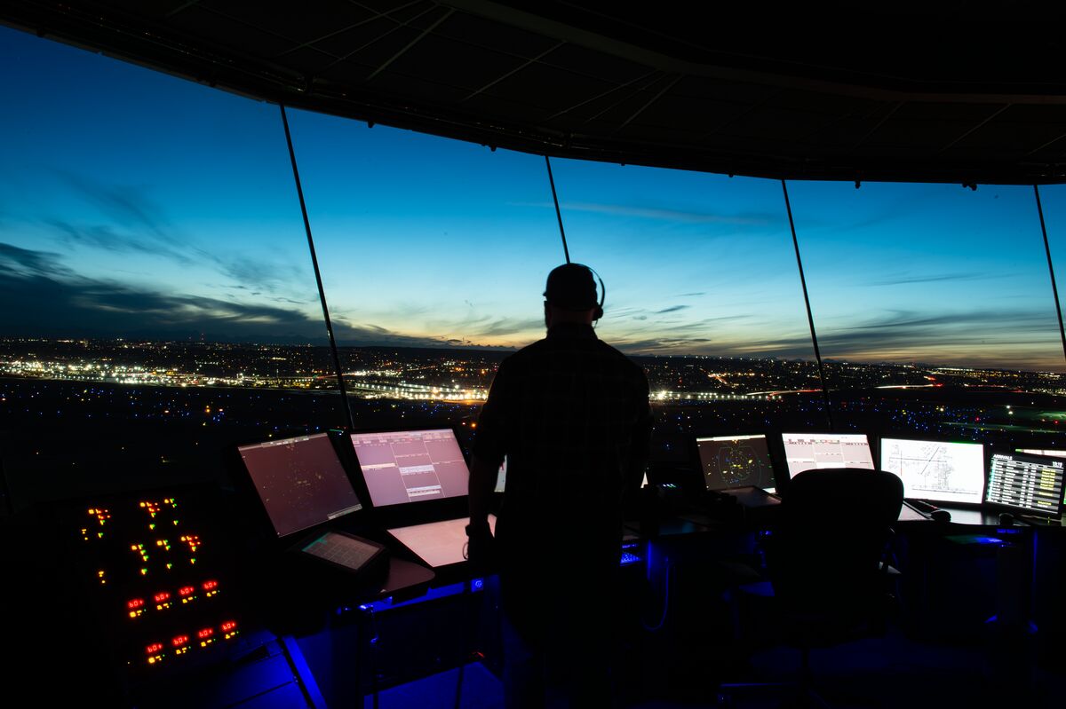 FlyYYC's tweet photo. Happy International Day of the Air Traffic Controller! Thank you to @navcanada controllers, past and present, for ensuring the safety, efficiency, and connection of our skies. Your dedication keeps global airspace safe! 🛫 #AirTrafficControllerDay https://t.co/oPLpqrWzk0
