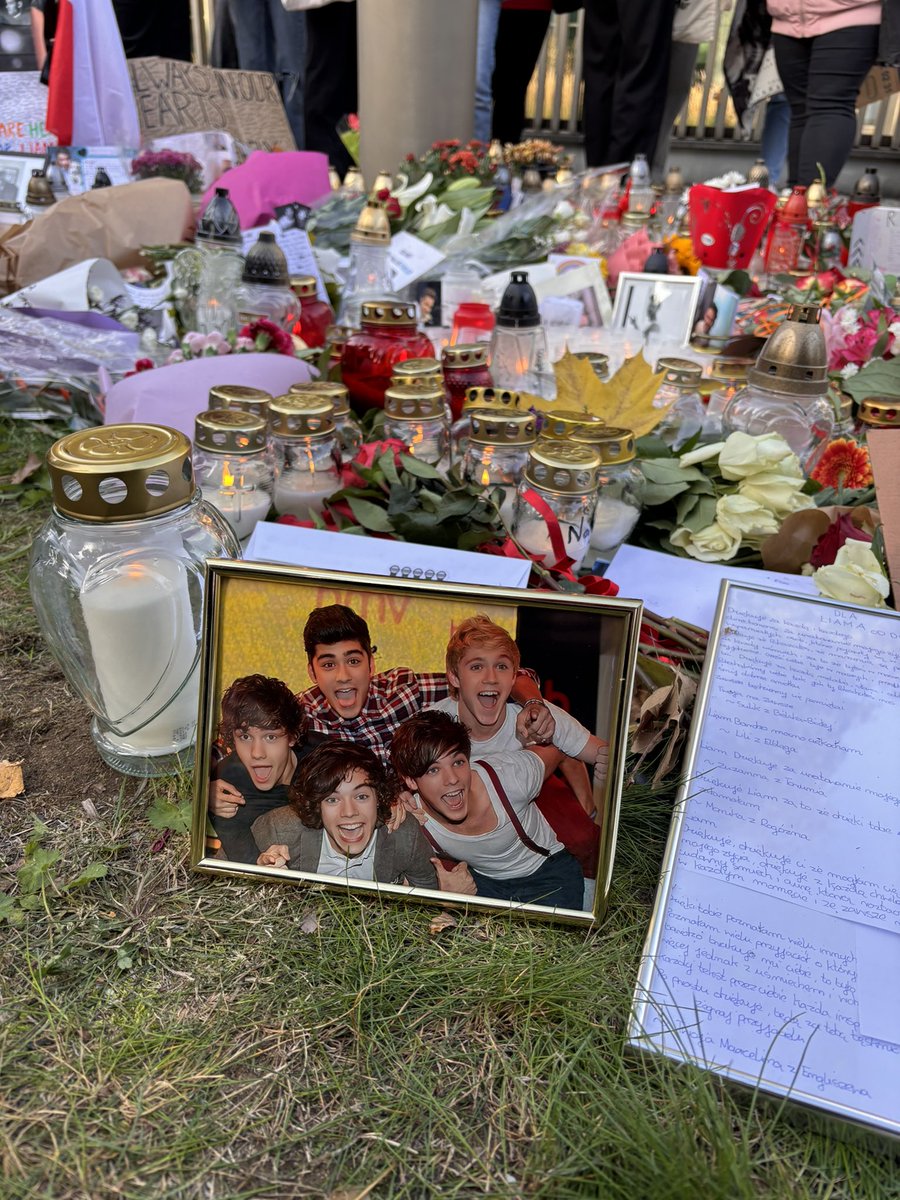 phorggie's tweet photo. #LightsForLiamWarsaw 

„You know I can't fight the feeling
And every night I feel it
Right now
I wish you were here with me” https://t.co/LKkEhwgDc9