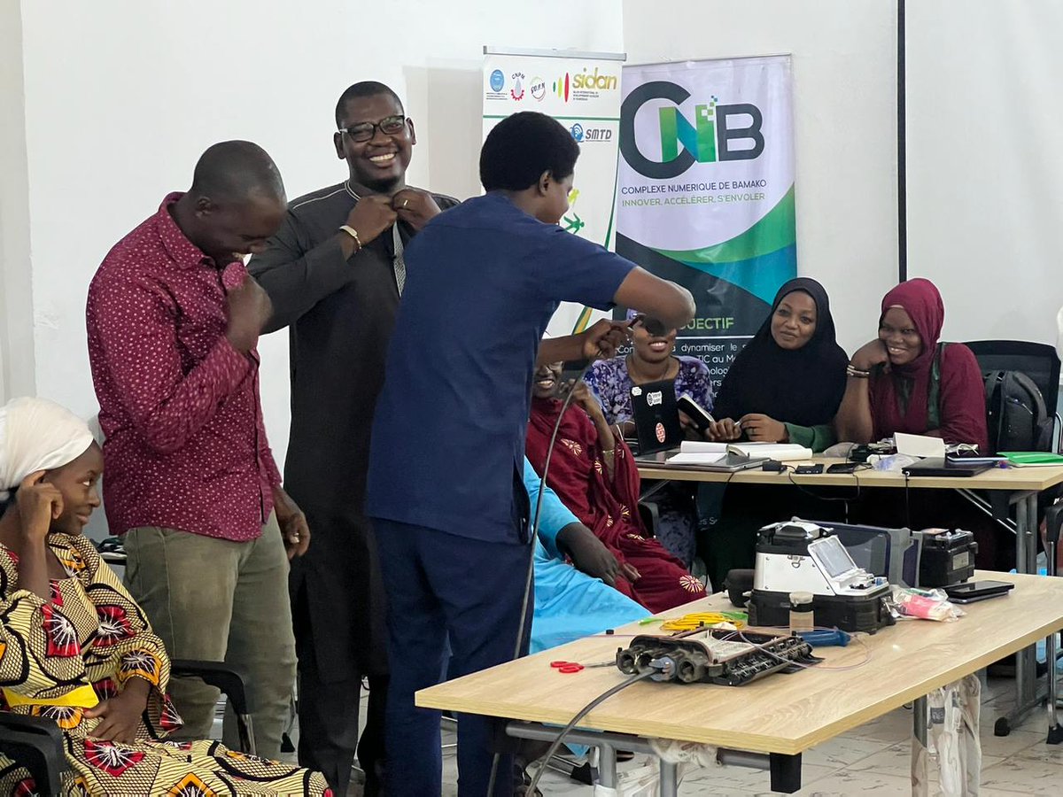 isocml's tweet photo. #DDCN (CDRI)
Aprè le cuivre le 1er jour, la 2em journée de formation des formateurs #DDCN a été dominée par la pratique de la fibre optique (usages, décapage, nettoyage, soudure etc.).
CC: @VictorNdonnang @ISOC_Foundation @ISOC_Africa @PindaBassirou1 @Nimaga5NimagaF @kbakary https://t.co/AialsGjlyM