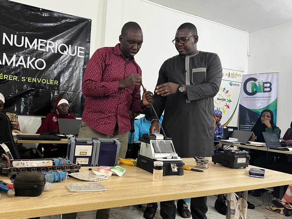 isocml's tweet photo. #DDCN (CDRI)
Aprè le cuivre le 1er jour, la 2em journée de formation des formateurs #DDCN a été dominée par la pratique de la fibre optique (usages, décapage, nettoyage, soudure etc.).
CC: @VictorNdonnang @ISOC_Foundation @ISOC_Africa @PindaBassirou1 @Nimaga5NimagaF @kbakary https://t.co/AialsGjlyM