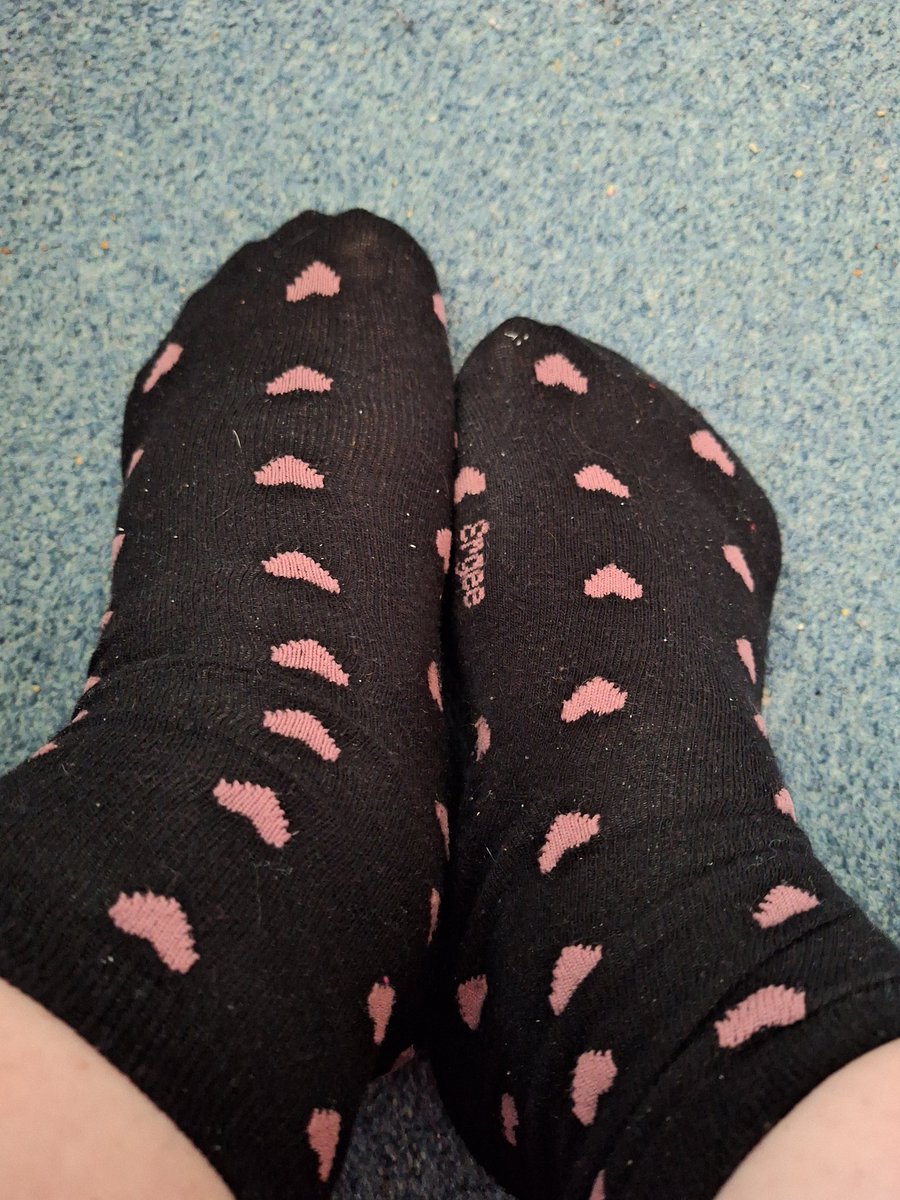 MssMWhip's tweet photo. @QueenFeefindom dat mormel van mij greep vanmorgen mis 😆😈 zulke leuke sokken passen natuurlijk helemaal niet bij @sockslave1969 
Typisch gevalletje van pech en 'kijken, kijken en echt niet aanzitten! ' 😂😂 https://t.co/pRfGK4Mhu2