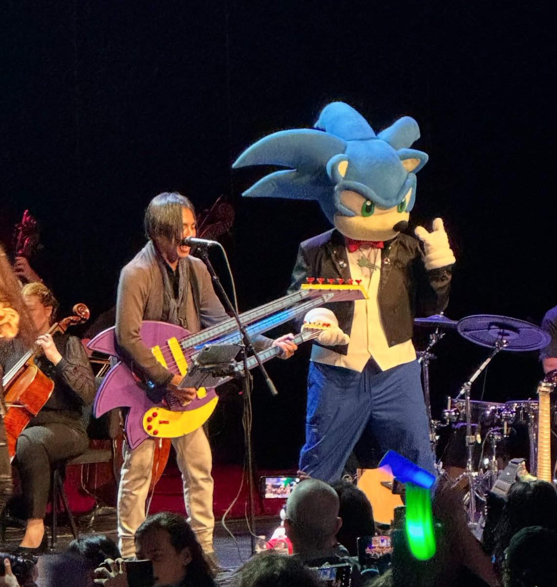 sonic_cosplayer's tweet photo. How it started             How it’s going 🎸🎶

#SonicSymphony https://t.co/fCoT0dl7Rp