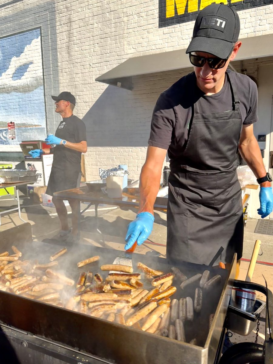 It’s not too late to get the most #delicious #breakfast at the fest! 🥞🎃🥞🎃 Supporting HMBHS Boys Basketball, the annual #Pancake Breakfast is a local favorite! 7am-11am, both days, CIty Hall lot on Main St. Yes, #pumpkin pancakes are an option 🧡

hmbpumpkinfest.com/food-drink/pan…