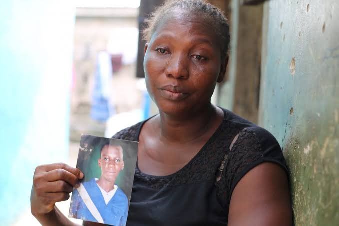 _weyimi's tweet image. 4years since Pelumi Emmanuel Onifade was shot and killed by the police force. 4 years later his body has not been returned to his family to be buried.
Pelumi did not die on 20-10-20, he died on 24-10-20, he was covering the news of an attempted burglary of a facility…