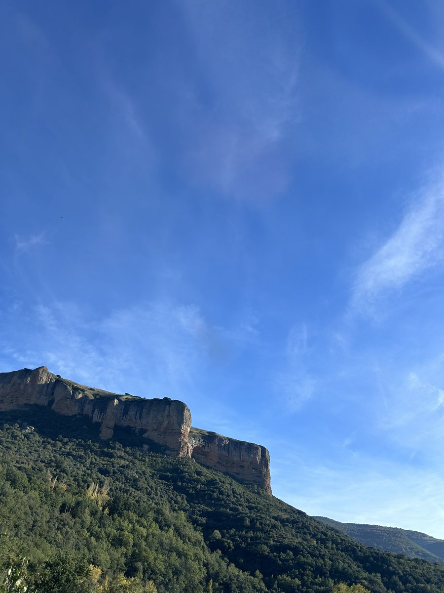 oscarechedi's tweet photo. El paso de las estaciones se aprecia en un viaje Logroño - Madrid por la carretera de Soria. He fotografiado esa piedra +20 veces en mi vida y sigo impresionado. https://t.co/bONIngMyyR