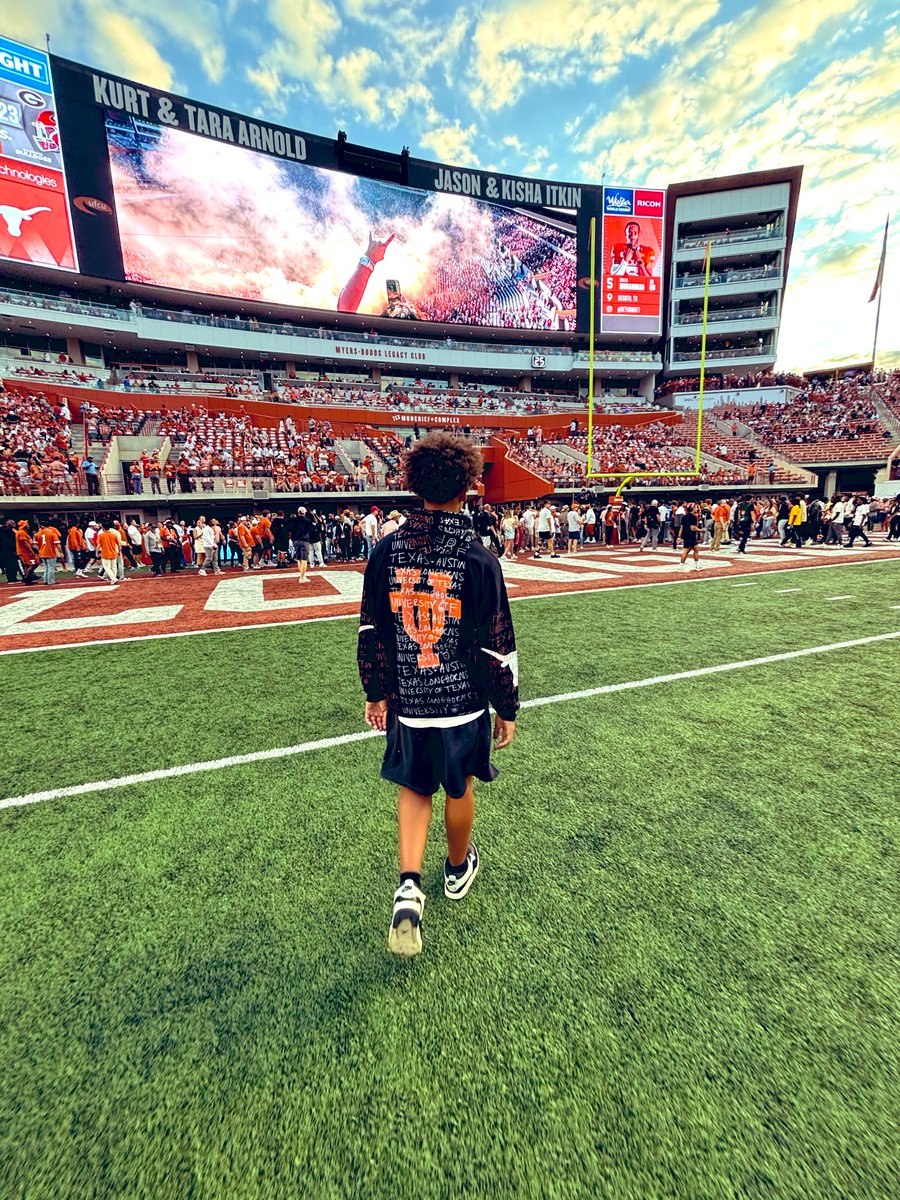 DiaBell3QB1's tweet image. HOME! 🤘🏽 @TexasFootball #HookEm @CoachSark @milwee4