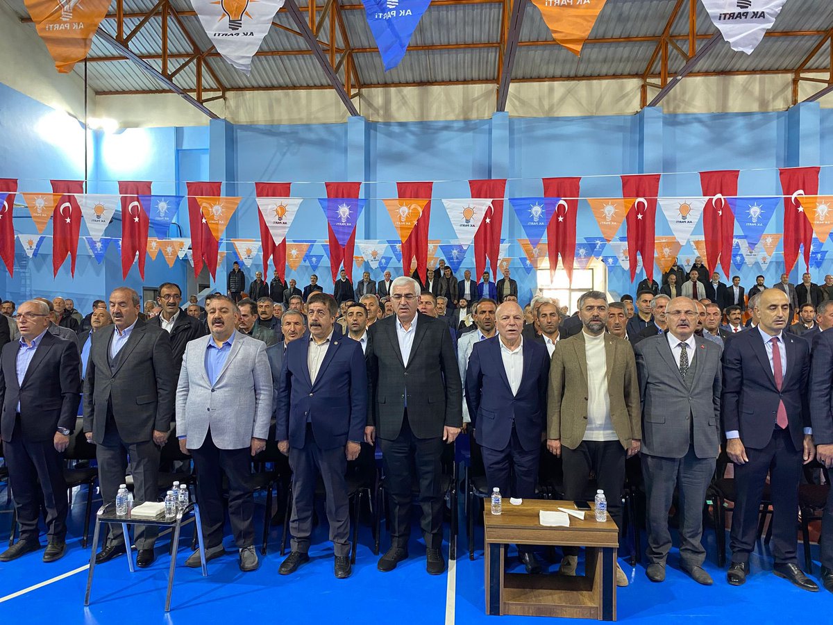 AvMuhammetSunar's tweet photo. 📍Çat'tayız... 
AK Parti Çat İlçe Başkanlığımızın 8. Olağan Kongresini büyük bir coşku ve heyecan içerisinde gerçekleştirdik. İl Başkanımız Sn. İbrahim Küçükoğlu, AK Parti Erzurum Milletvekillerimiz Sn. Mehmet Emin Öz, Sn. Abdurrahim Fırat, Erzurum Koordinatörümüz Amasya Milletvekilimiz Sn. Hasan Çilez, Erzurum Büyükşehir Belediye Başkanımız Sn. Mehmet Sekmen, MKYK Üyemiz Sn. Fevzi Polat, EBB Başkanvekilimiz Sn. Mehmet Akarsu, grup Başkan vekilimiz Sayın Serhat Akyüz il ve ilçe teşkilat mensuplarımız ve kıymetli partililerimizle birlikte katılım sağladığımız kongrede, İlçe başkanlığına seçilen Sn. Yavuz Yaşa'yı tebrik ediyor, başarılar diliyorum.
Görev süresi boyunca sergilediği gayret ve özveriyle ilçemize kattığı değerler için, hizmet bayrağını devreden Mahmut Kaya başkanımıza teşekkürlerimizi sunuyoruz. @avibrahimK @ozmehmetemin @AbdurrahimFIRAT @CilezHasan @mehmetsekmen