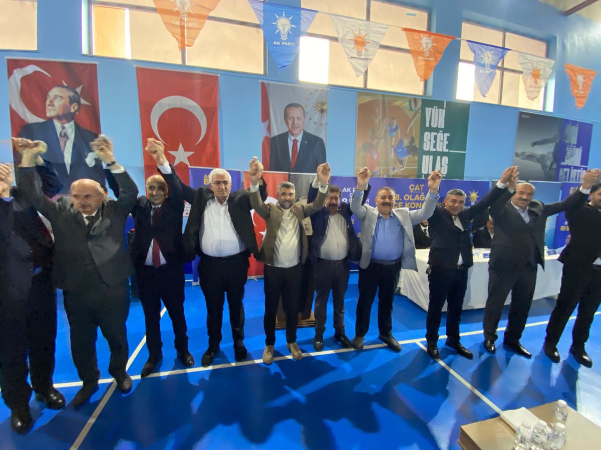 AvMuhammetSunar's tweet photo. 📍Çat'tayız... 
AK Parti Çat İlçe Başkanlığımızın 8. Olağan Kongresini büyük bir coşku ve heyecan içerisinde gerçekleştirdik. İl Başkanımız Sn. İbrahim Küçükoğlu, AK Parti Erzurum Milletvekillerimiz Sn. Mehmet Emin Öz, Sn. Abdurrahim Fırat, Erzurum Koordinatörümüz Amasya Milletvekilimiz Sn. Hasan Çilez, Erzurum Büyükşehir Belediye Başkanımız Sn. Mehmet Sekmen, MKYK Üyemiz Sn. Fevzi Polat, EBB Başkanvekilimiz Sn. Mehmet Akarsu, grup Başkan vekilimiz Sayın Serhat Akyüz il ve ilçe teşkilat mensuplarımız ve kıymetli partililerimizle birlikte katılım sağladığımız kongrede, İlçe başkanlığına seçilen Sn. Yavuz Yaşa'yı tebrik ediyor, başarılar diliyorum.
Görev süresi boyunca sergilediği gayret ve özveriyle ilçemize kattığı değerler için, hizmet bayrağını devreden Mahmut Kaya başkanımıza teşekkürlerimizi sunuyoruz. @avibrahimK @ozmehmetemin @AbdurrahimFIRAT @CilezHasan @mehmetsekmen