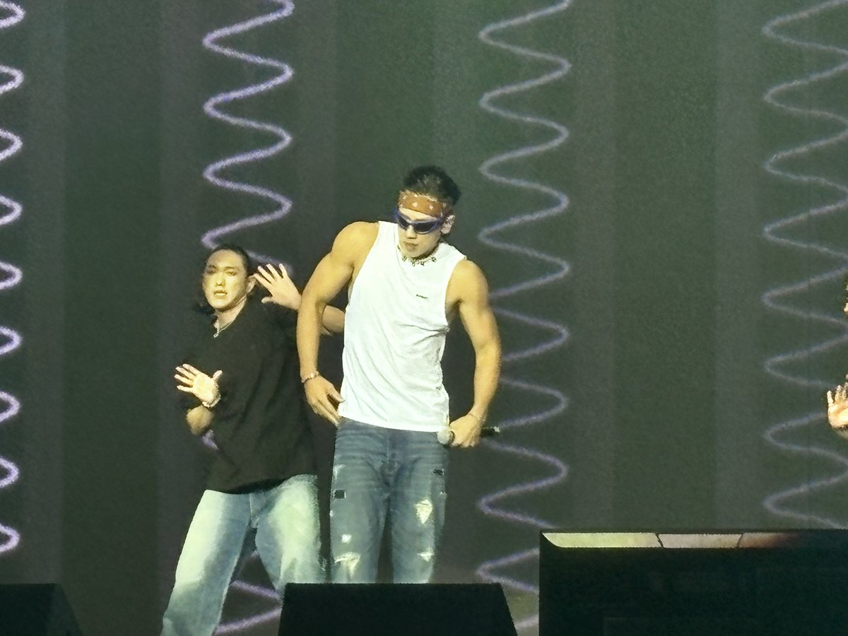 forondagrace08's tweet photo. βAnd itβs RAIN in Manila, hindi ka ba nilalamig ? Ewan ko ba bigla kaming nainitan! ππ
#rain #kpopidol #IAMWORLDWIDE #HIS7ORY #wilbroslive . Special thanks to @WilbrosLive for my all #allaccesspass π https://t.co/Qge5iRAVZ0