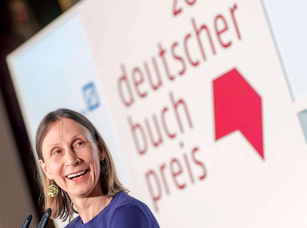 ComEymery's tweet photo. Martina Hefter hat den Deutschen Buchpreis gewonnen. Herzlichen Glückwunsch!

#DeutscherBuchpreis
#MartinaHefter https://t.co/0FffJewK5w