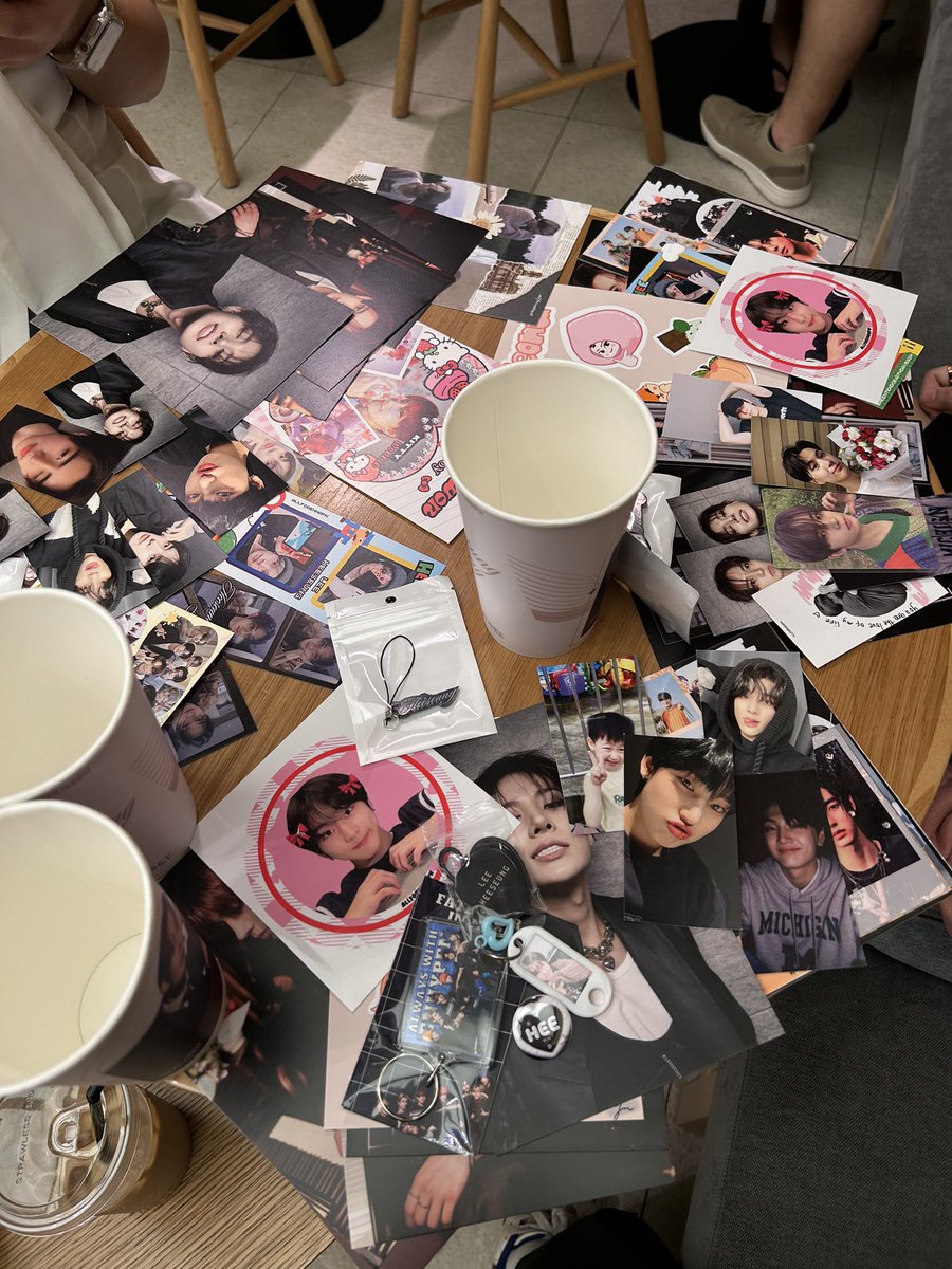 hjkcartz's tweet photo. celebrated hee day yesterday againn !! the kit is so worth it and prettyy :(( we also got alot of freebiess from the hosts itself 😭 thank youu so much po again @allforenhaph ❤️
#InLoveWithHee 🌟 https://t.co/WmsMcnw1JF