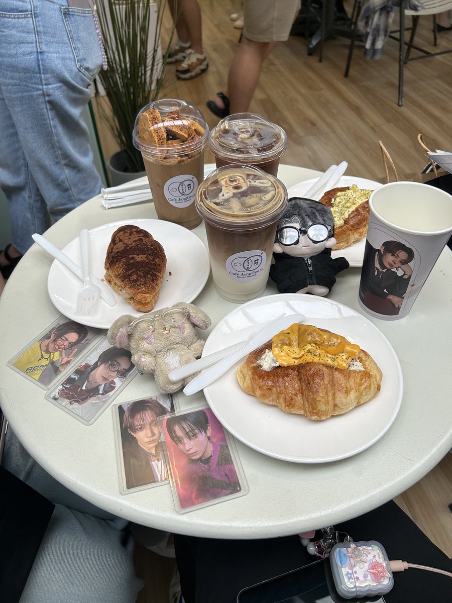 hjkcartz's tweet photo. celebrated hee day yesterday againn !! the kit is so worth it and prettyy :(( we also got alot of freebiess from the hosts itself 😭 thank youu so much po again @allforenhaph ❤️
#InLoveWithHee 🌟 https://t.co/WmsMcnw1JF