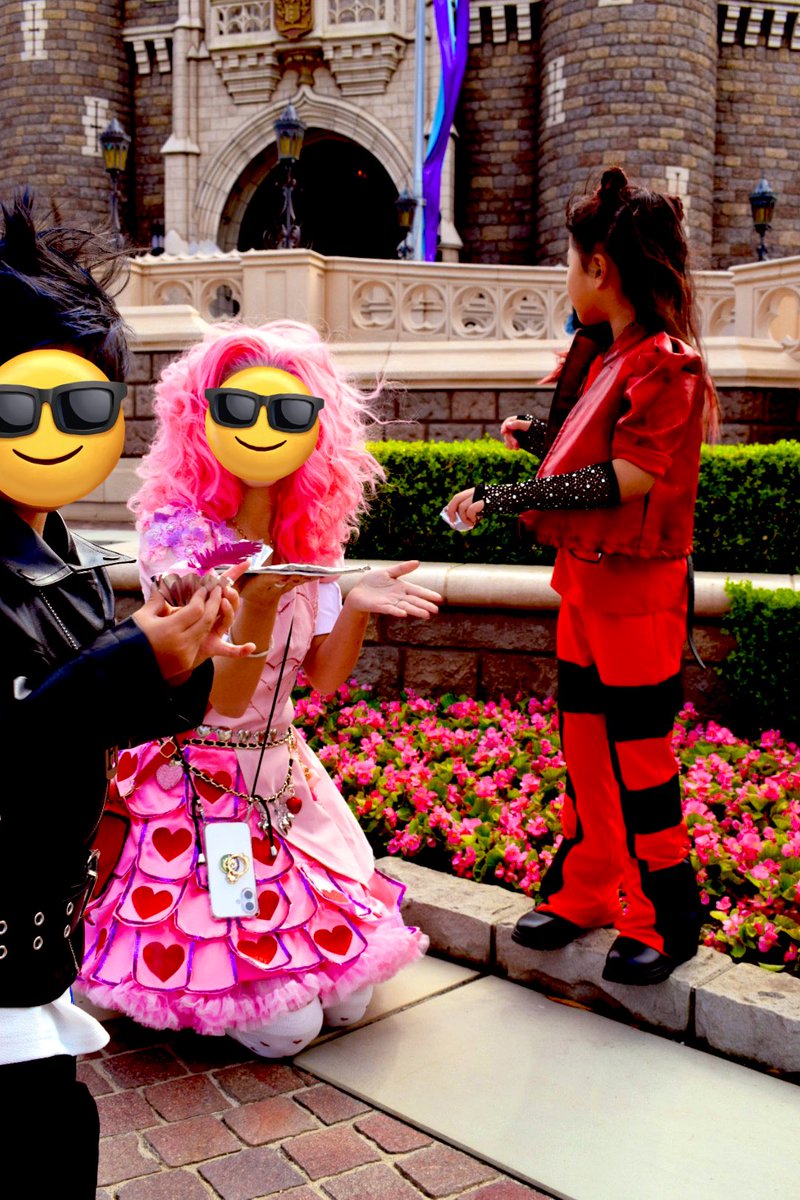 Disney_panda625's tweet photo. 本日は#ディセンダント4  #rise_of_red からブリジット、レッド、ハデスでインしました❤️
秋服ミニーちゃんに会えたり、キャストさんに『それをいただいたらピンクになっちゃいますか？』と言っていただけたり、楽しかったな(*°∀°*) 物語上、ハートの女王の幼少期という事で親子仮装楽しかったです🫶 https://t.co/eZhguT6ytS