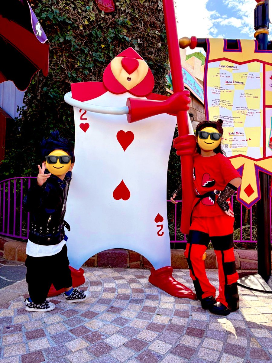 Disney_panda625's tweet photo. 本日は#ディセンダント4  #rise_of_red からブリジット、レッド、ハデスでインしました❤️
秋服ミニーちゃんに会えたり、キャストさんに『それをいただいたらピンクになっちゃいますか？』と言っていただけたり、楽しかったな(*°∀°*) 物語上、ハートの女王の幼少期という事で親子仮装楽しかったです🫶 https://t.co/eZhguT6ytS