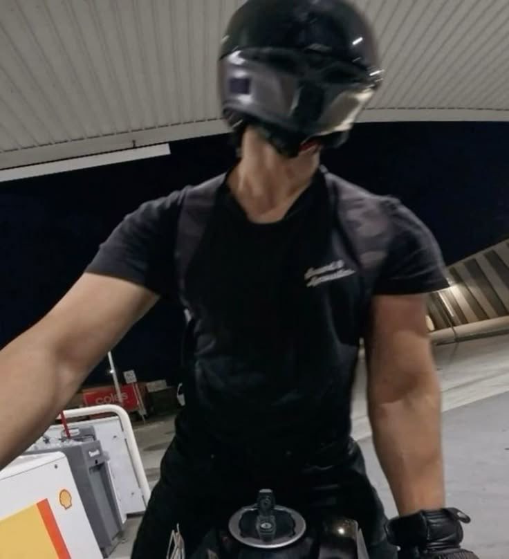 Selesai ngegym, lets go get some air.