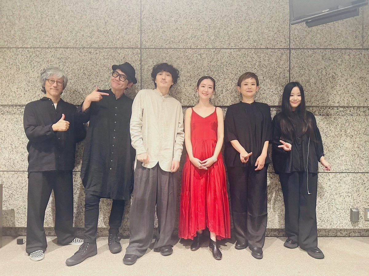 moumoon_staff's tweet photo. 昨日国際フォーラムホールCにて開催の「moumoon FULLMOON LIVE SPECIAL 2024 〜中秋の名月〜」にお越しいただきました皆様、誠にありがとうございました✨
5年振りに二人が最初から揃った中秋の名月ライブ、温かさに満ち溢れた空間でした✨✨
ライブグッズのEC販売も予定しております。今しばらくお待ちください！

#moumoon #中秋ライブ #中秋LIVE