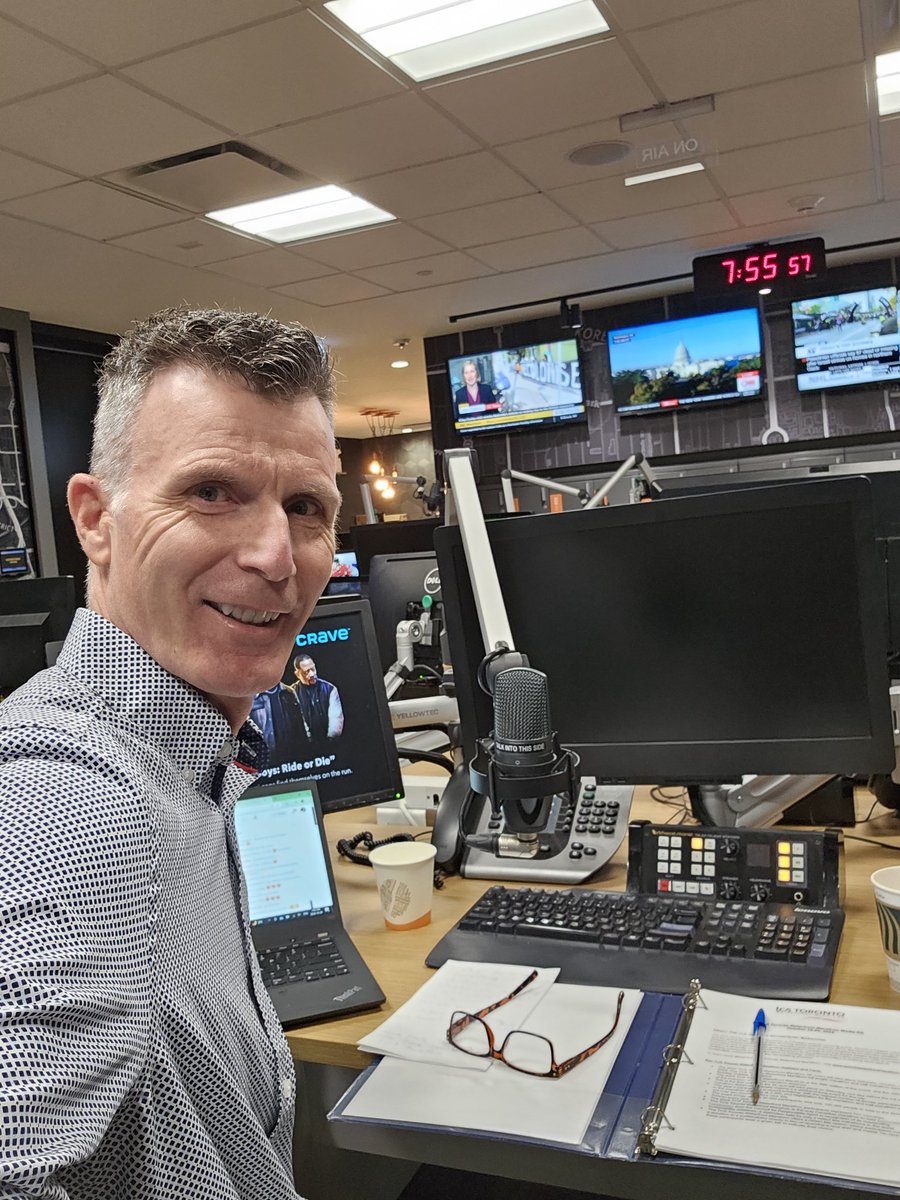 stevefleck's tweet photo. Delivering live reports for the @TOwaterfront42k all day on AM 680 News. #choseTOrun #towaterfront42k https://t.co/v711N2qEoQ