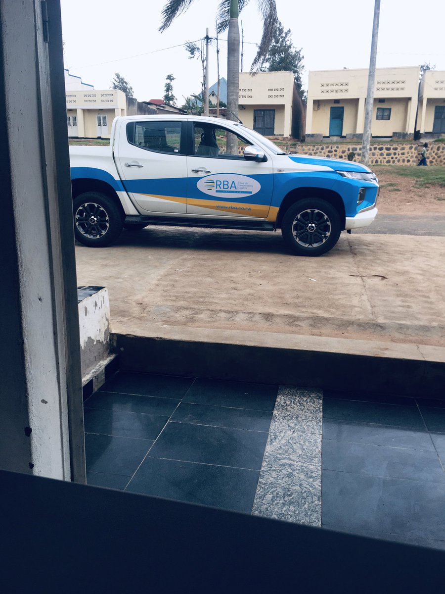 RUPAaime's tweet photo. Mama x iyi modoka ko nyireba imbere yiwanjye yaba ije kumbaza ibirebana no guhabwa imbabazi kwa Bamporiki Edy😜 https://t.co/Fnlt1oKj7R
