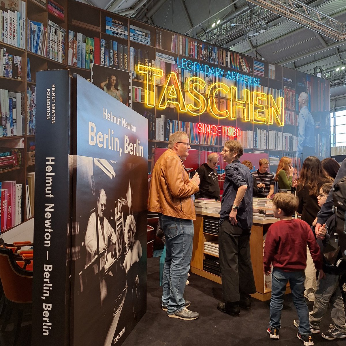 Gsha_design's tweet image. 📚 #フランクフルトブックフェア 📚

 #Frankfurtbookfair 
に参加しています！

本日最終日📚
ドイツの出版社が集まる3号館は大混雑🎉

ドイツの出版社、TASCHENやハーマンシュミットも賑わっています😁

#FBF2024