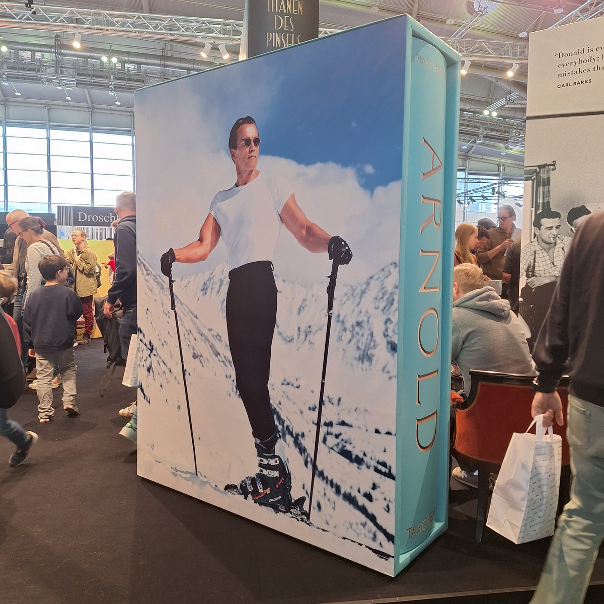 Gsha_design's tweet image. 📚 #フランクフルトブックフェア 📚

 #Frankfurtbookfair 
に参加しています！

本日最終日📚
ドイツの出版社が集まる3号館は大混雑🎉

ドイツの出版社、TASCHENやハーマンシュミットも賑わっています😁

#FBF2024