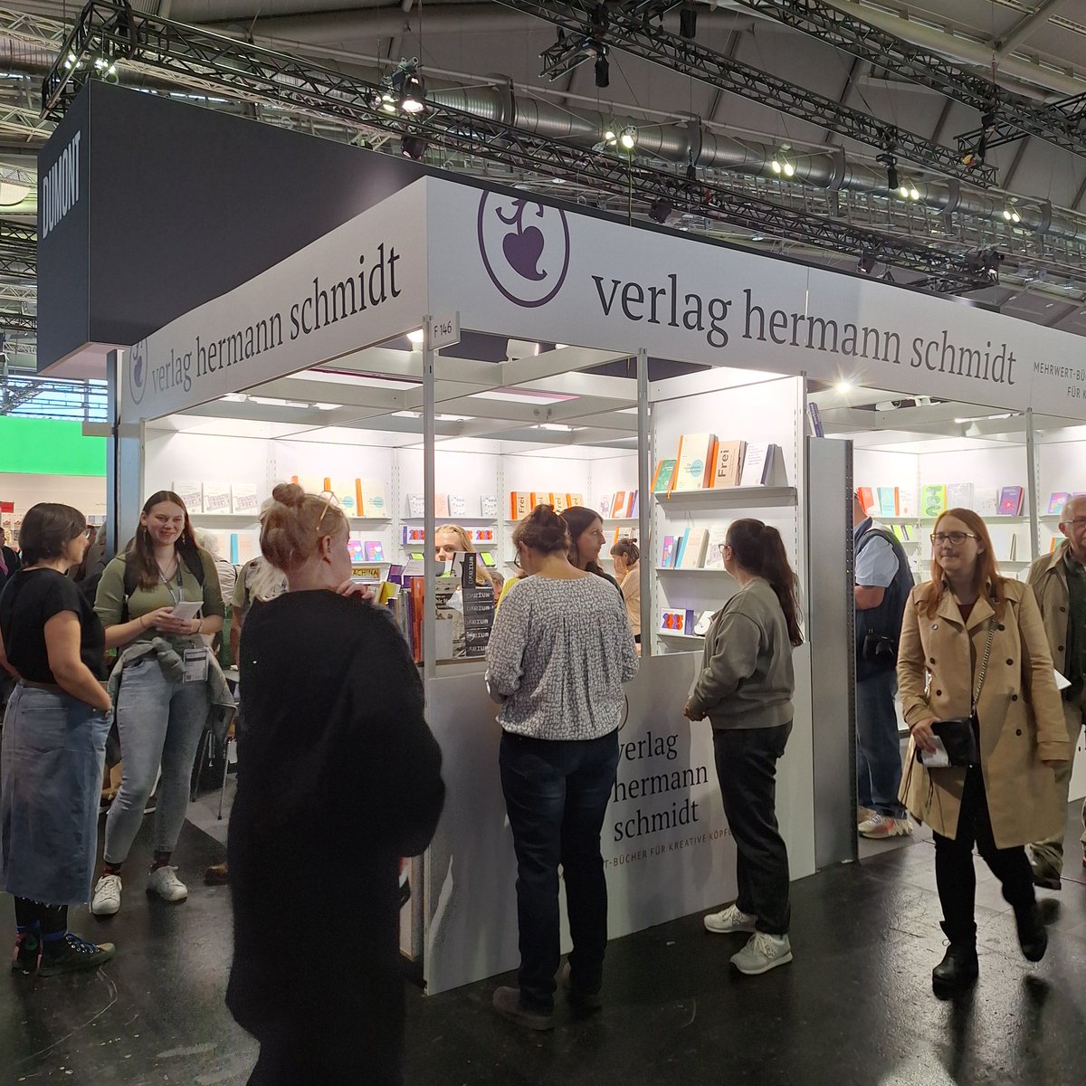 Gsha_design's tweet image. 📚 #フランクフルトブックフェア 📚

 #Frankfurtbookfair 
に参加しています！

本日最終日📚
ドイツの出版社が集まる3号館は大混雑🎉

ドイツの出版社、TASCHENやハーマンシュミットも賑わっています😁

#FBF2024