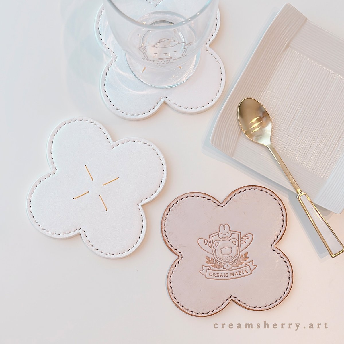 handmade, flower-shaped leather coasters 🌼
designed by me, handcrafted by @Pitoroleather!! 🐺
革職人の手仕事によって作られた花形レザーコースター🌼 私と@Pitoroleatherさんのコラボ作品!! 🐺 