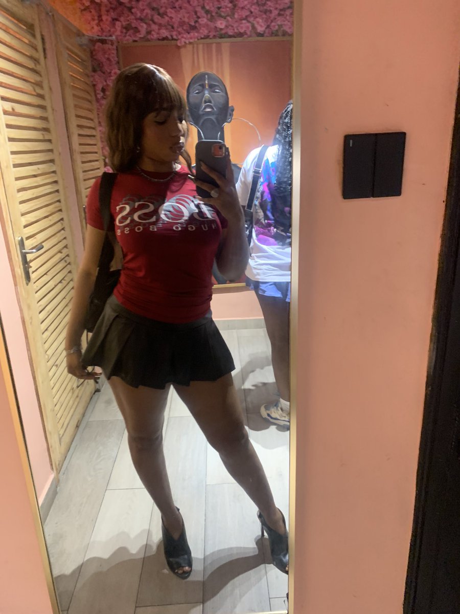 Don’t you just hate it when there’s bare people in the club restrooms😏