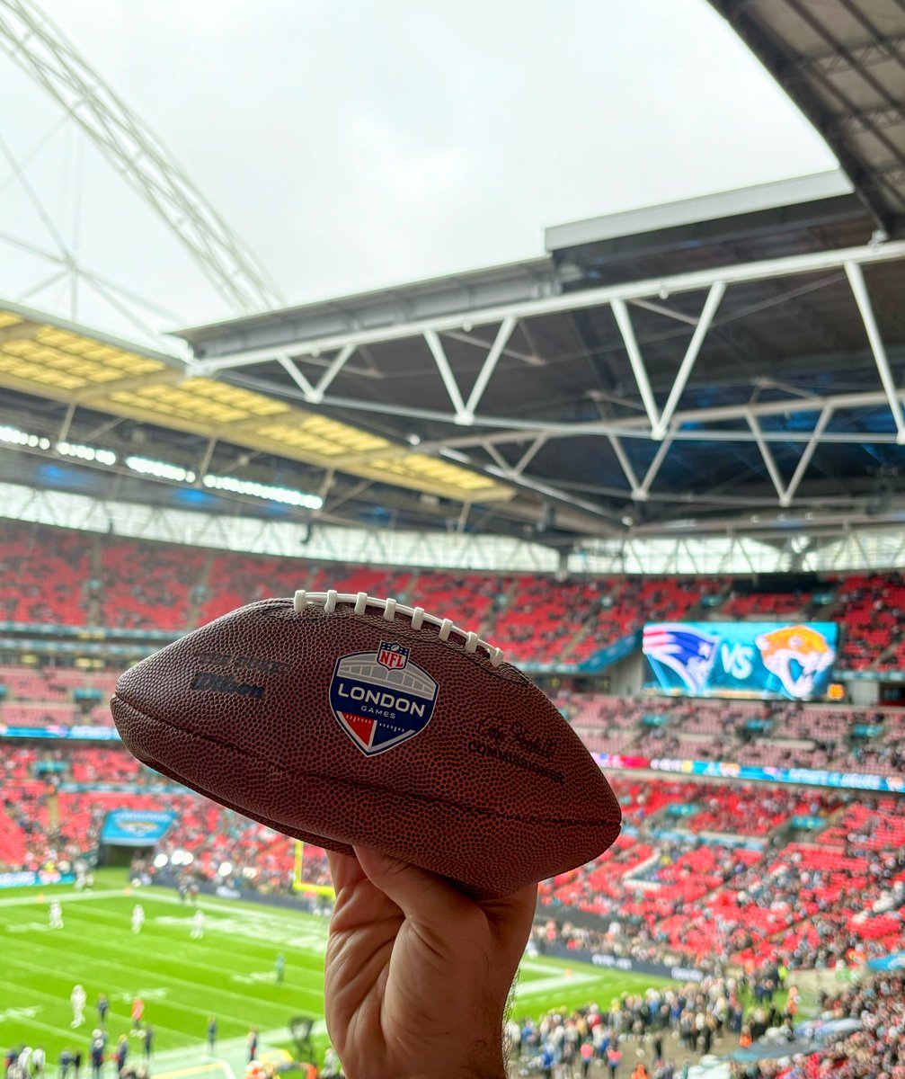PatriotsMadrid's tweet photo. SEMANA 7 #WembleyStadium 

Un día tan especial como hoy tiene premio y de los gordos. 

Si eres aficionado de la #NFL puedes participar en un sorteo muy especial. 

Sorteo solo para España 🇪🇸 (excepto Canarias, Ceuta y Melilla)

#LondonGames 
#NePats https://t.co/Fqpf21KasL