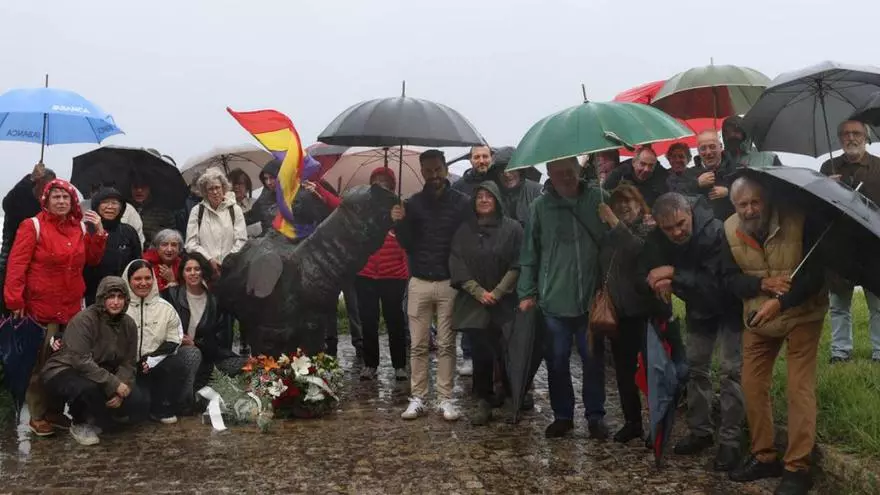ManifestoMinhor's tweet photo. Exercitando a #MemoriaHistórica na Volta dos Nove, en Baredo.

Un outubro máis, estivemos acompañando ao Instituto de Estudos Miñoráns na Volta dos Nove para lembrar o asasinato fascista de nove veciños do Val de Miñor o 15 de outubro de 1936. https://t.co/2kRTq51qW0