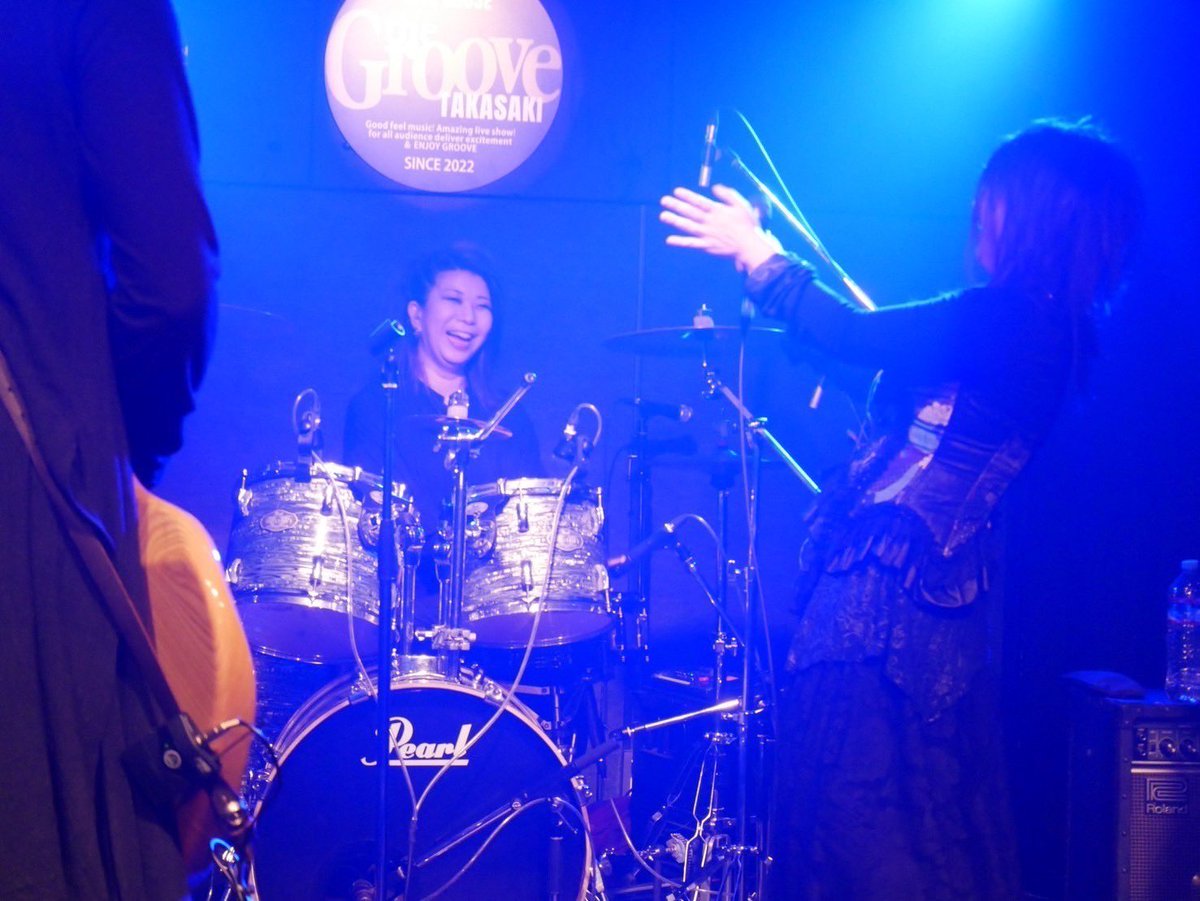 Sachi_luvD's tweet photo. 昨日はRASENライブにお越し頂きありがとうございました🎉
５年ぶりのライブだったけど沢山の人に応援してもらい、みんなが笑顔で拳あげてる姿が見れて、心から幸せです✨😊
楽しかった〜！

運動量に呼吸が追いつかず叩いてる間ずっと口開いてたw

#RASEN https://t.co/griS5sXKaY