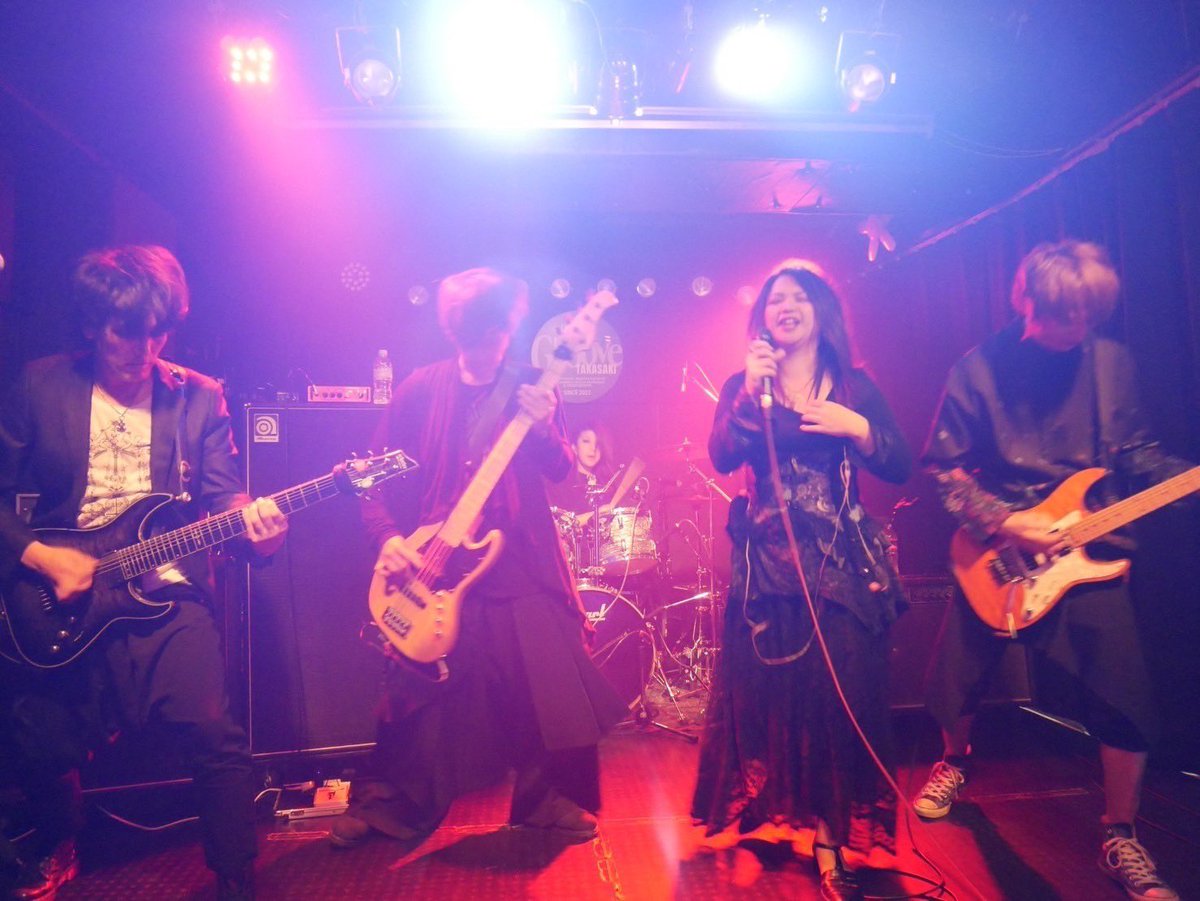 Sachi_luvD's tweet photo. 昨日はRASENライブにお越し頂きありがとうございました🎉
５年ぶりのライブだったけど沢山の人に応援してもらい、みんなが笑顔で拳あげてる姿が見れて、心から幸せです✨😊
楽しかった〜！

運動量に呼吸が追いつかず叩いてる間ずっと口開いてたw

#RASEN https://t.co/griS5sXKaY