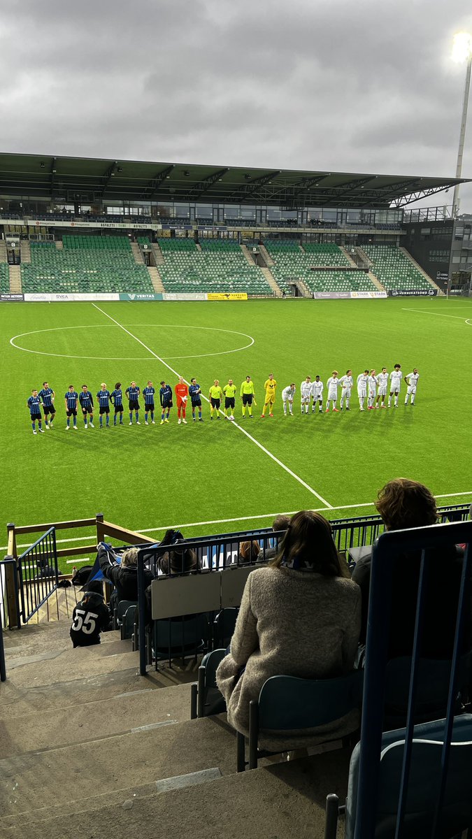 jkakonen's tweet image. Pilvinen ja tuulinen, mutta lämmin iltapäivä on valmiina reservin kauden päätökseen, eli toinen nousufinaali alkamaisillaan. Ensimmäisestä kolmen maalin etumatka, jota lähdetään puolustamaan kovalla jengillä. #FCInter2 #FCKiffen #Kakkonen ➡️ #Ykkönen