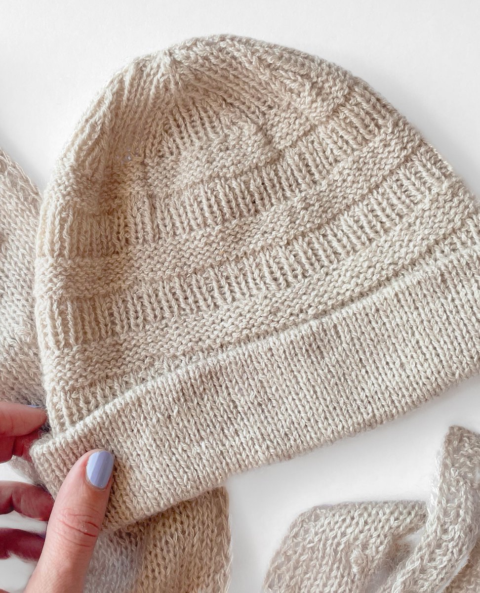 The great Limestone Hat. 

Takes only 2 skeins Tosh Pebble and lets Tosh Pebble show off its ability to make stitch work pop.

Tosh tip: TP’s sumptuous blend of recycled silk, fine Merino, &amp; cashmere should please most itch-prone hat recipients.

madelinetosh.com/collections/to…