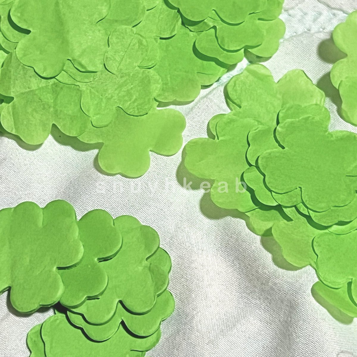 snuyhkeab's tweet photo. hellooo!! for the clover confetti from city scape, im planning to sell keyrings at cost nung materials. ill post for claiming 80 sets ^^

included in a set would be 1 keyring w confetti + 2 extra clover confetti ^^

will post claiming form later mga 9:30pm! please help rt ^^ https://t.co/rLsEgkVsBn