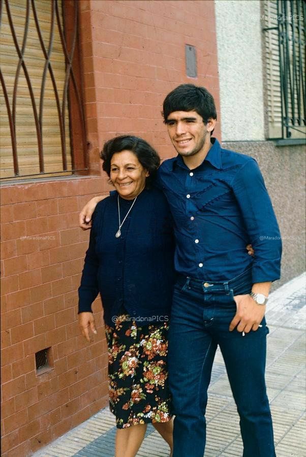 “Mi primer sueldo lo gasté en la Rumba, ahí en Pompeya. Me lo gasté con mi vieja, los dos solos. Nos comimos todo, nos tomamos todo. La vieja, un fierro.

Yo era el peor pago de Argentinos, eran viáticos, pero parecíamos Bill Gates y la Reina Sofía. Comimos unas pizzas