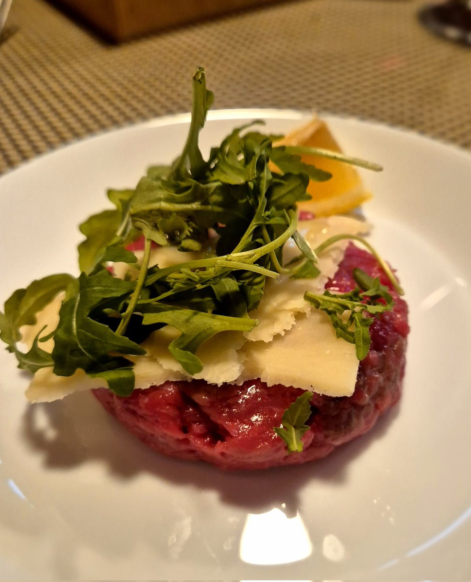 Opernjunkie's tweet photo. Kleines Menü vor der letzten Manon 🤤 als #PreOpernWein heute ein Barbera 🍇🍷 https://t.co/TFB4i0csuN