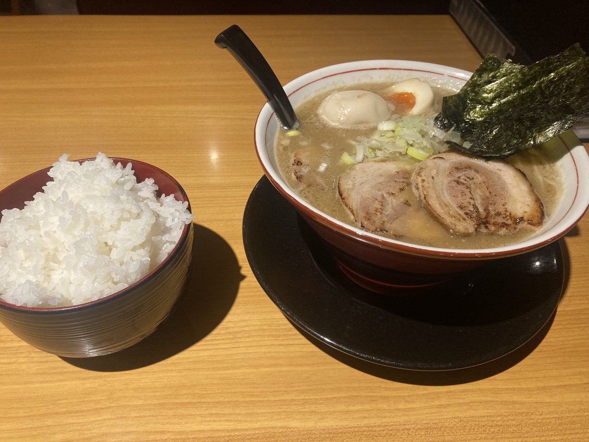 kokorowarmer's tweet photo. 子安

らーめん橋本食堂

豚骨醤油らーめん(大)

ライス

TP=チャーシュー2枚

多分大量のげんこつを
かなり時間をかけて煮込んで手間かけて
スープをつくってる…
有名家系ラーメン店にもげんこつ量
負けてないだろうし美味しさも濃度も
かなりの上級だと思う
家系好きな人に食べてもらいたい一品👏 https://t.co/Kf8zeAJcqn