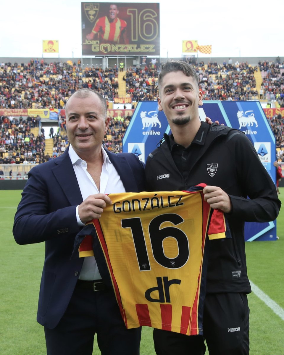 OfficialUSLecce's tweet photo. 🟡🔴 𝘽𝙚𝙣𝙩𝙤𝙧𝙣𝙖𝙩𝙤 𝙅𝙤𝙖𝙣 #Gonzalez !

Questa è casa TUA ! Prima del fischio d'inizio di #LecceFiorentina il Presidente Saverio Sticchi Damiani ha consegnato la maglia numero 16 LA SUA MAGLIA a Joan González presente oggi al Via del Mare 💛❤️ https://t.co/bYIVltKmxZ