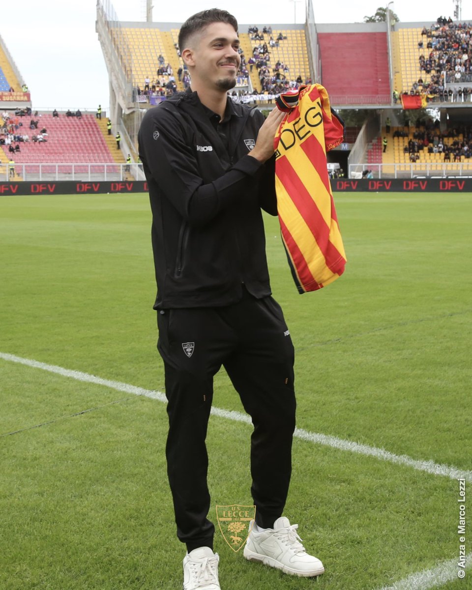 OfficialUSLecce's tweet photo. 🟡🔴 𝘽𝙚𝙣𝙩𝙤𝙧𝙣𝙖𝙩𝙤 𝙅𝙤𝙖𝙣 #Gonzalez !

Questa è casa TUA ! Prima del fischio d'inizio di #LecceFiorentina il Presidente Saverio Sticchi Damiani ha consegnato la maglia numero 16 LA SUA MAGLIA a Joan González presente oggi al Via del Mare 💛❤️ https://t.co/bYIVltKmxZ
