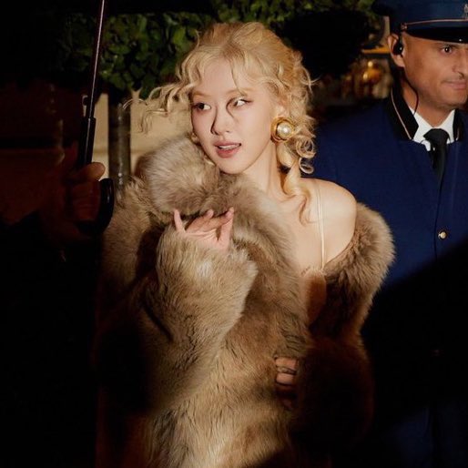 ROSÉ has reached a new all-time career peak on Spotify Global Daily Top Artists Chart at #63 (+59). 

— She breaks the record for highest-peaking Korean female soloist in history despite not having an album out (23 spots higher than the previous record).