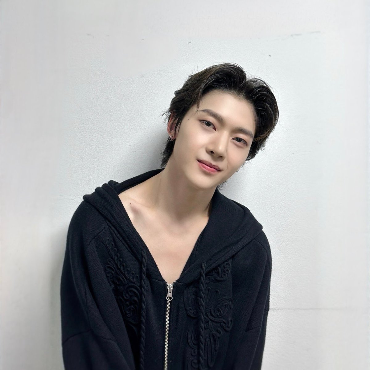 ZB1_official's tweet photo. _𝗭𝗘𝗥𝗢𝗙𝗢𝗖𝗨𝗦

작고 소중한 팬케이크를 만들던 매튜가🥞
언제 이렇게 커서 단체 급식까지 뾰로롱🪄
오늘부터 요리왕은 매튜예요!👨‍🍳🍳

#ZEROBASEONE #ZB1
#제로베이스원 https://t.co/aOhBwhETfs