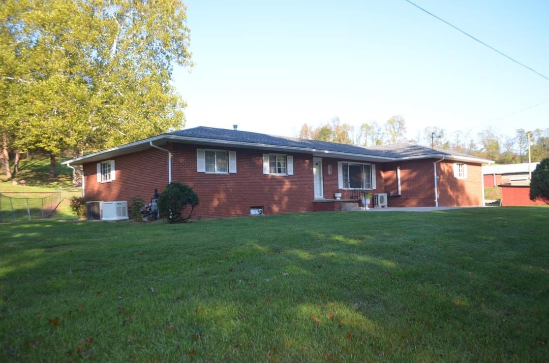 bid2buy's tweet photo. Farms, Houses, Storage Units, Antiques, Fenton and so much more!  Check out our complete auction schedule at https://t.co/7zuG69xfPb https://t.co/ocAGe6lauc