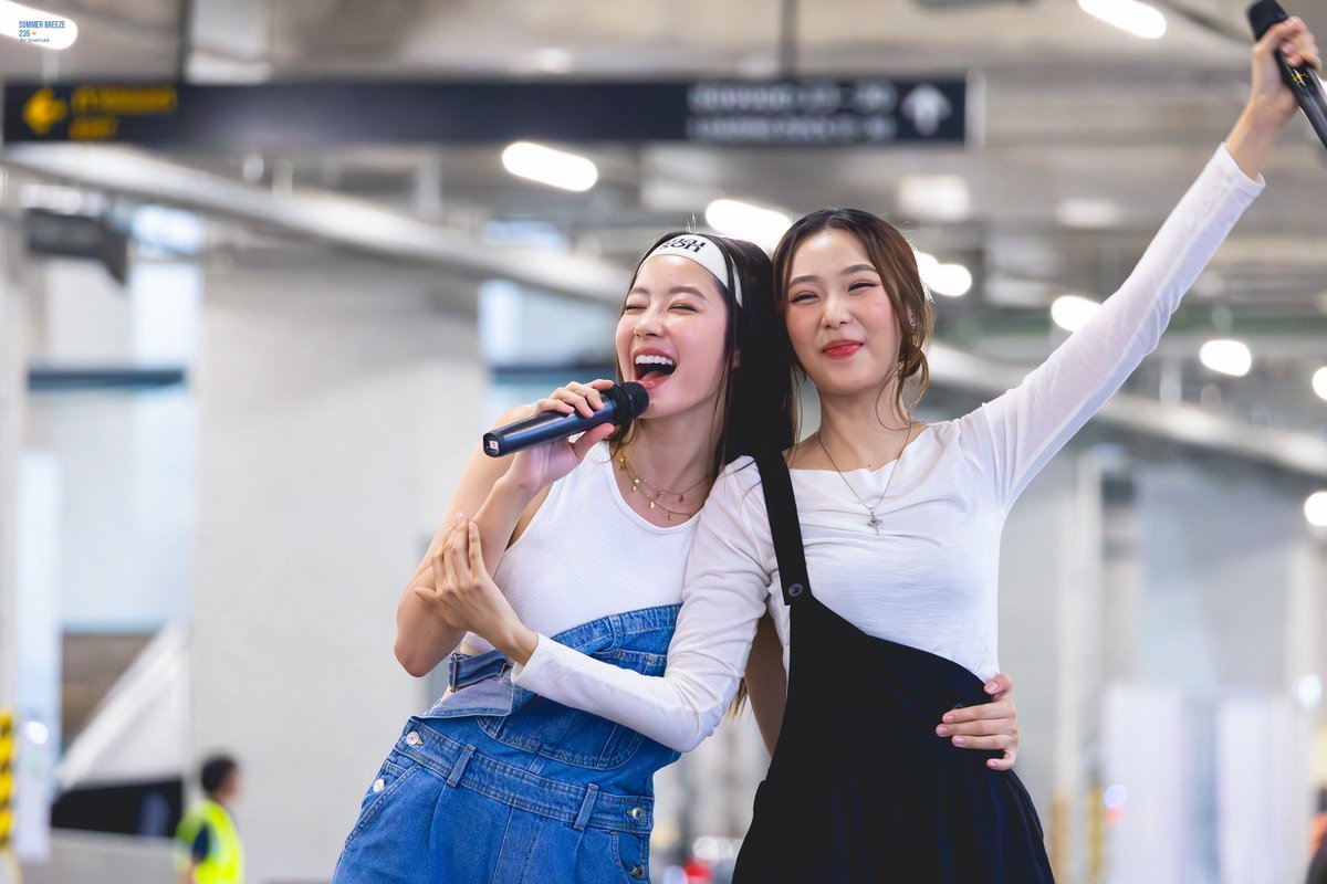 smmrbrz_235's tweet photo. วันนี้มาเป็นเพื่อนคุณแม่น้องฟิล์ม 
รับบทป้าข้างบ้านอีกแน้ว 🥹

#NamtanFilm #น้ำตาลฟิล์ม #BookExpo2024xNF https://t.co/PG1EhXVjzn