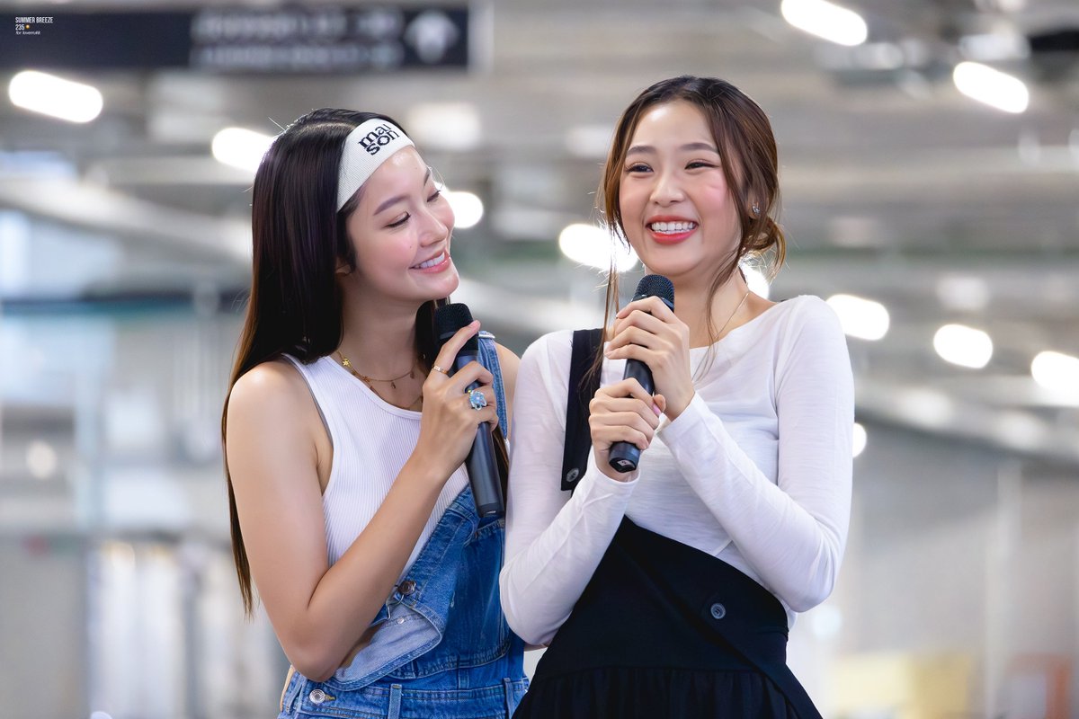 smmrbrz_235's tweet photo. วันนี้มาเป็นเพื่อนคุณแม่น้องฟิล์ม 
รับบทป้าข้างบ้านอีกแน้ว 🥹

#NamtanFilm #น้ำตาลฟิล์ม #BookExpo2024xNF https://t.co/PG1EhXVjzn