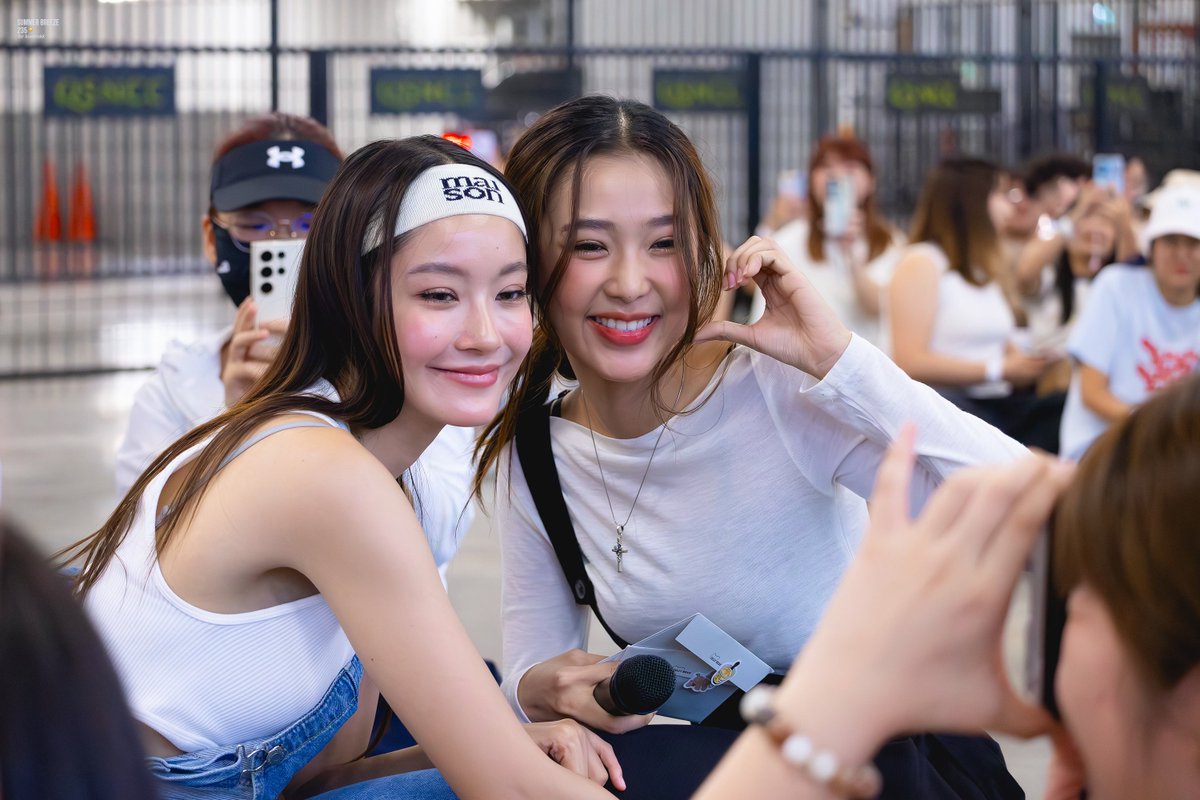 smmrbrz_235's tweet photo. วันนี้มาเป็นเพื่อนคุณแม่น้องฟิล์ม 
รับบทป้าข้างบ้านอีกแน้ว 🥹

#NamtanFilm #น้ำตาลฟิล์ม #BookExpo2024xNF https://t.co/PG1EhXVjzn
