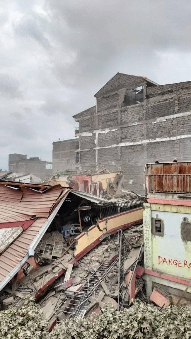 WISHKERTHEQS's tweet photo. I won't comment on the collapsed building(kahawa west), Building forensics will tell as exactly what the root is. Otherwise on a Quantity Surveyors' point of view I'd say that's a construction cost Rollercoaster. https://t.co/nxorjsbWRC