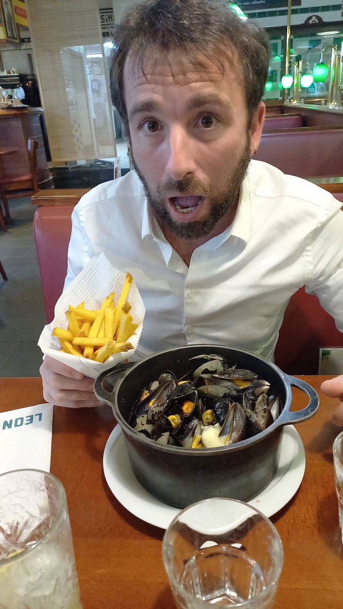 BerengerCernon's tweet image. Bon... qui dit bord de mer, dit moules frites et vive la sauce roquefort 😆🤣😆🤣😆