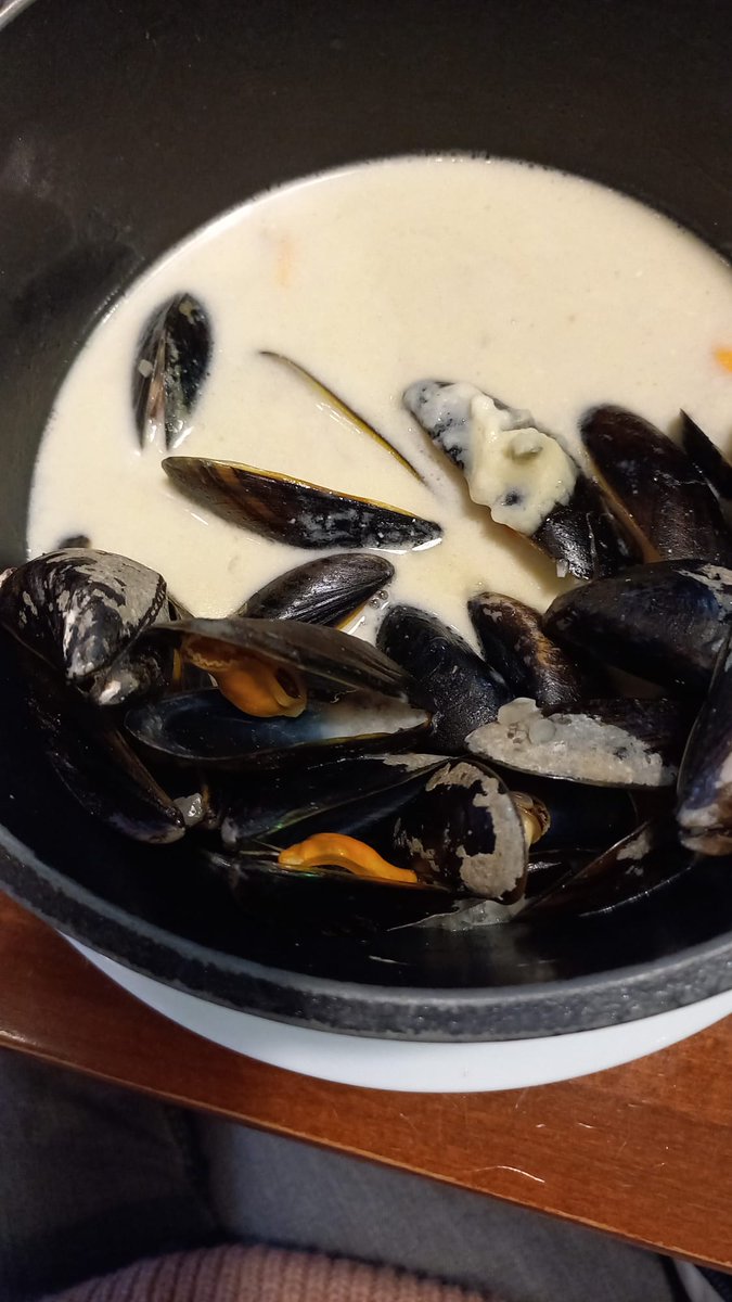 BerengerCernon's tweet image. Bon... qui dit bord de mer, dit moules frites et vive la sauce roquefort 😆🤣😆🤣😆