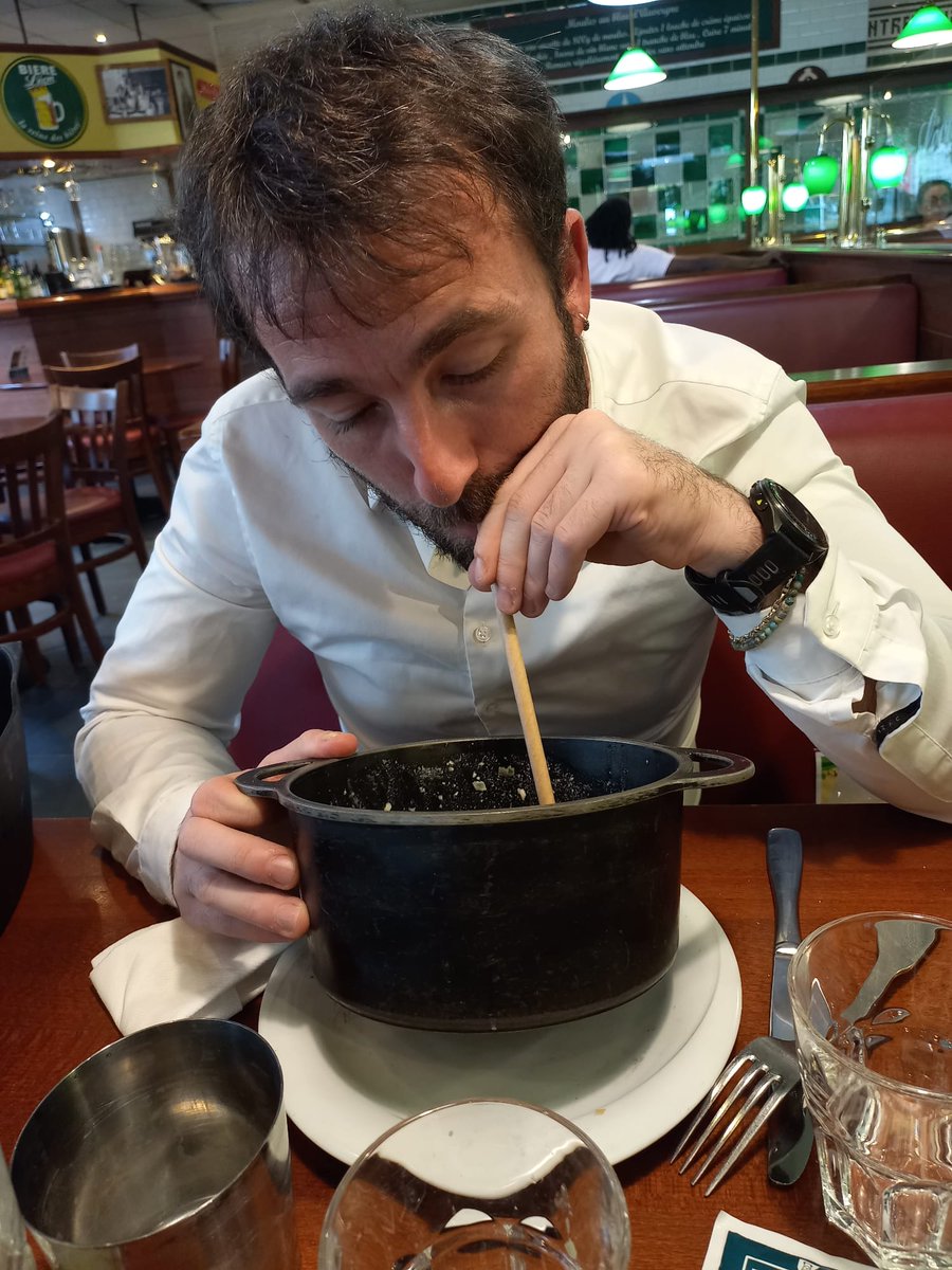 BerengerCernon's tweet image. Bon... qui dit bord de mer, dit moules frites et vive la sauce roquefort 😆🤣😆🤣😆