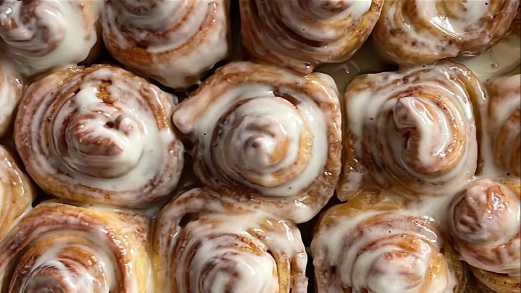 malusokay's tweet photo. baking cinnamon rolls ✨ https://t.co/EMe3xvShKt